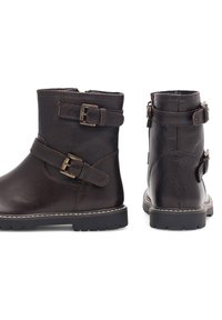 Barna bőr bokacipő két oldalsó csattal, texturált bevonattal, lekerekített orral és varrott élekkel ellátott gumitalppal.
