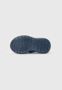 Semelle de chaussure en caoutchouc bleu avec un motif de grip texturé, dotée de lignes et de courbes surélevées pour une meilleure traction. Fini lisse, zone des orteils arrondie.