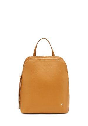 Zaino compatto in pelle marrone chiaro con manico superiore, chiusura frontale con cerniera e piccolo logo metallico nell'angolo inferiore destro.