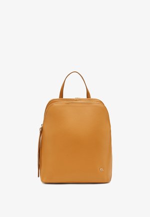 Compact rugzak van lichtbruin leer met bovenhandgreep, ritssluiting aan de voorkant en klein metalen logo rechtsonder.