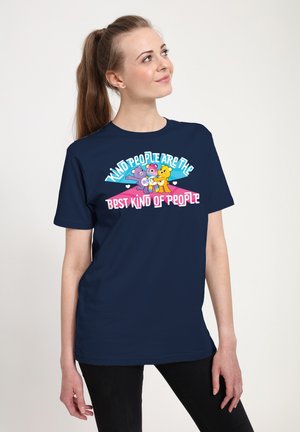 T-shirt bleu marine avec des personnages de dessin animé colorés et un texte qui dit "Les gens gentils sont le meilleur type de personnes." Manches courtes, col rond.