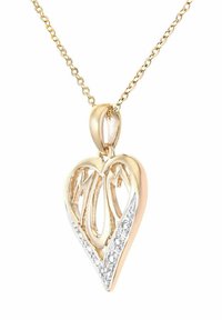 Auksinis širdies formos pakabukas su išpjautu užrašu „MUM“ viduje; akcentuotas sidabrine spalva ir mažais skaidriais brangakmeniais palei vieną pusę; pritvirtintas prie auksinės grandinėlės.