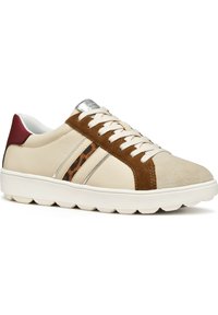 Sneaker in pelle beige con dettagli in suede marrone, strisce argentate e superficie testurizzata. Presentano un tallone bordeaux e una suola in gomma bianca.