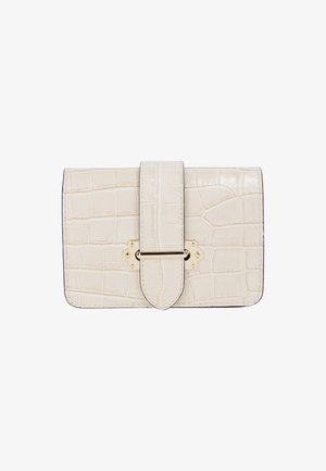 Kremowy portfel z wytłoczeniem w kształcie krokodyla o prostokątnym kształcie, z klasycznym zapięciem w odcieniu złota oraz szerokim zapięciem zabezpieczającym.