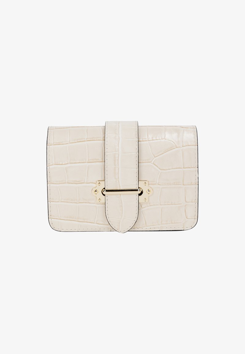 Portafoglio crema con stampa coccodrillo, di forma rettangolare, dotato di una chiusura a scatto in tono oro e di una chiusura a fascia larga per garantire la sicurezza.