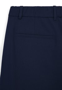 Pantaloni blu navy con una texture liscia, caratterizzati da una vita piatta e una singola tasca posteriore, design sartoriale e senza motivi visibili.