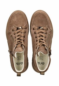 Bottines hautes en suède brun avec une surface texturée, un bout arrondi, un laçage à l'avant et un détail de fermeture éclair sur le côté. L'intérieur est doublé d'un rembourrage.