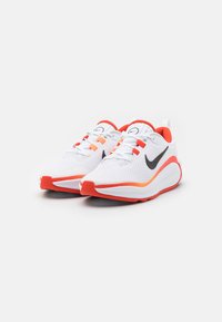 Nike Performance INFINITY FLOW UNISEX - Tenisice za cestovno trčanje - white/black/picante red/tart