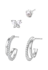 Juego de pendientes que presentan un diseño de aro plateado con piedras brillantes micrograbadas y dos pendientes de perno con acentos de perla y detalles florales.