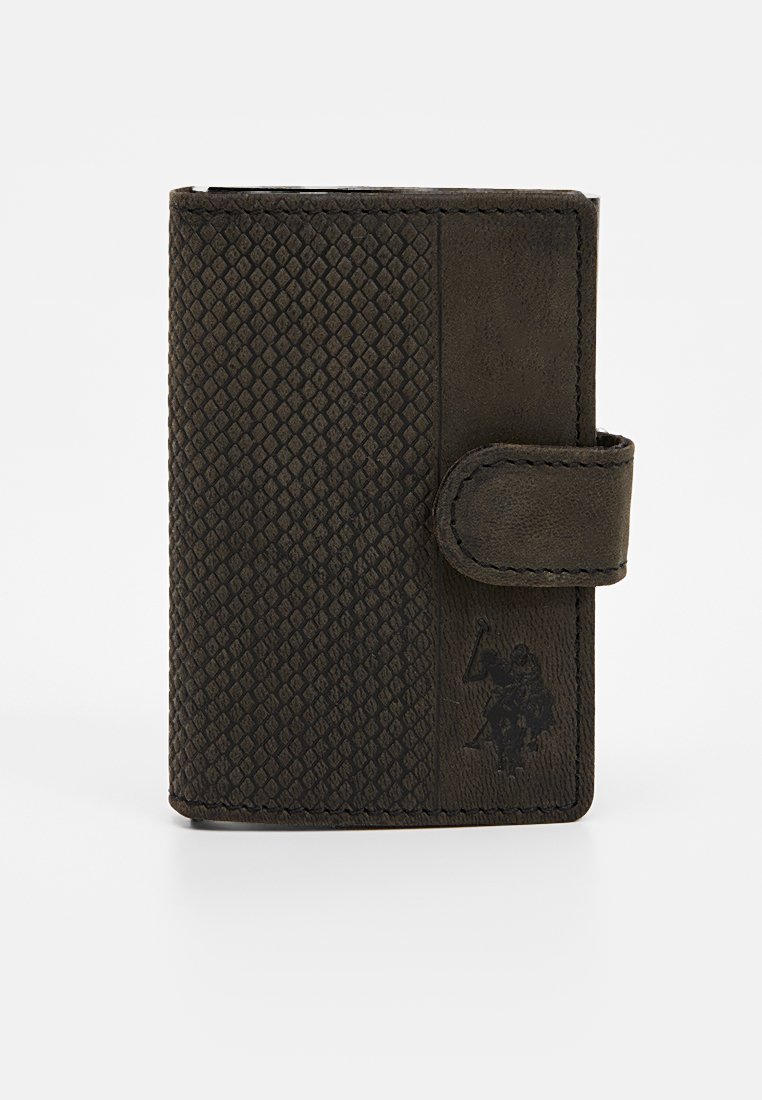 Ciemnobrązowy skórzany portfel z teksturowanym wzorem po jednej stronie, gładkim wykończeniem po drugiej oraz zapięciem na zatrzask. Posiada tłoczone detale.
