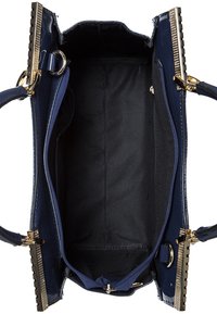 Tmavě modrá kabelka z lakované kůže s hladkou texturou, zlatými kovovými doplňky a prostorným černým textilním vnitřkem s kapsou na zip.