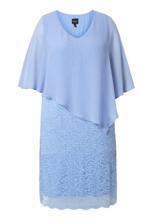 Lyseblå knælang kjole med blondernederdel og asymmetrisk chiffon-overlay top med korte, flydende ærmer og V-udskæring.