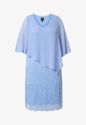 Lyseblå knælang kjole med blondernederdel og asymmetrisk chiffon-overlay top med korte, flydende ærmer og V-udskæring.