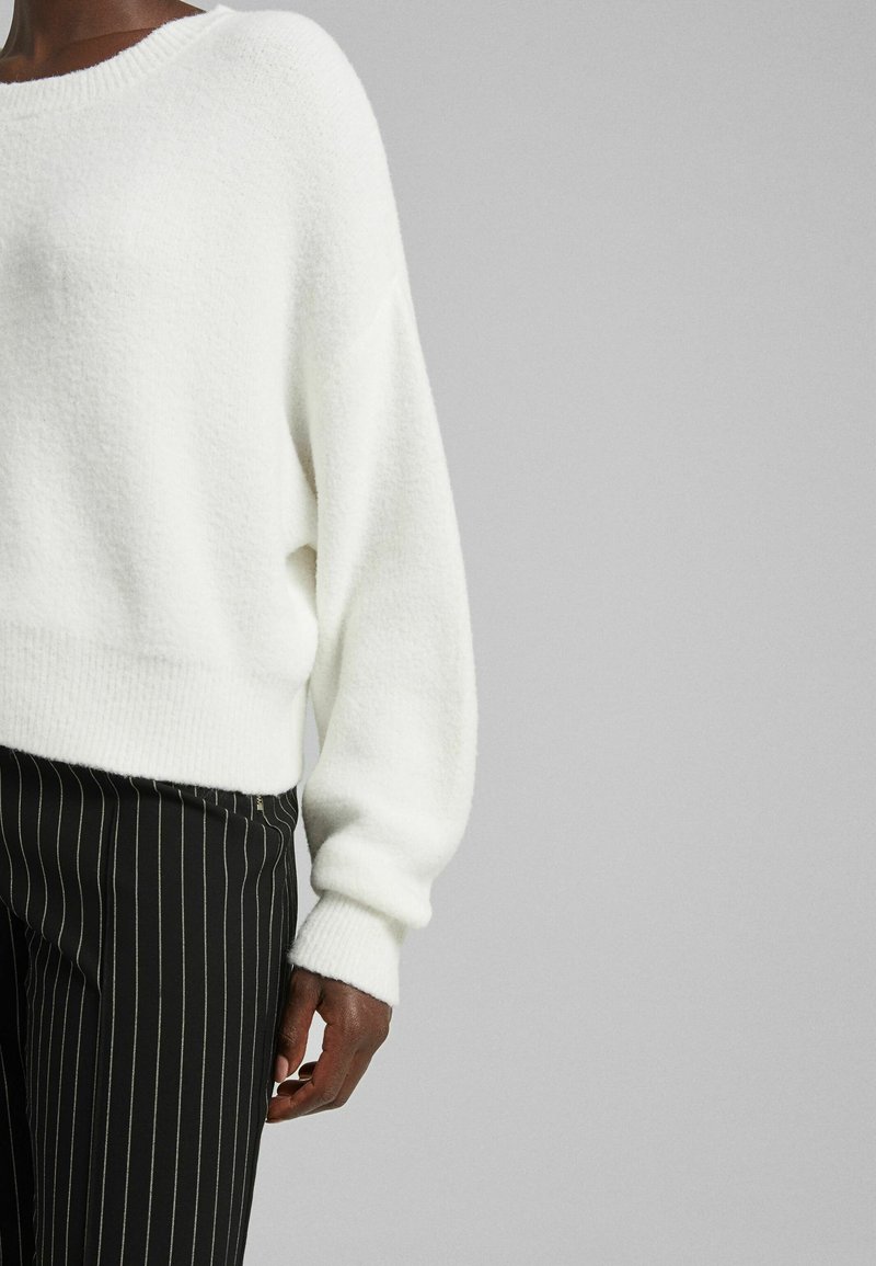 Damen Strickjacken | Bershka MIT RUNDAUSSCHNITT Strickpullover white/weiß - FS51838 Damen Strickjacken | Bershka MIT RUNDAUSSCHNITT Strickpullover white/weiß - FS51838