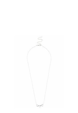 Silberne Halskette mit einer dünnen Kette, drei verbundenen Herzanhängern in der Mitte, einem Karabinerverschluss und verstellbarer Länge.