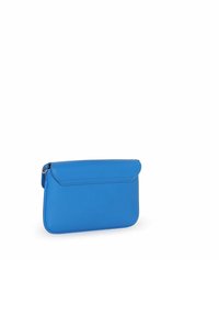 Borsa a pochette in pelle blu con chiusura a pattina, texture liscia e angoli arrotondati. Nessun hardware o motivo visibile. Design compatto ed elegante.
