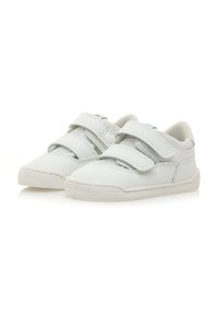 Weiße Sneaker mit einem glatten, synthetischen Obermaterial, ausgestattet mit doppelt verstellbaren Klettverschlussriemen, einem gepolsterten Schaft und einer strukturierten Gummisohle.