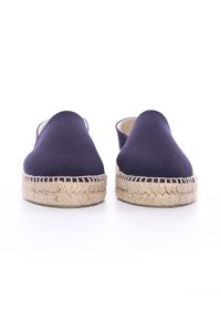 Scarpe slip-on in tela blu navy con punta rotonda, dotate di una suola in juta stile espadrilles e cuciture visibili lungo i bordi.