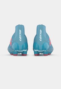 Plave Lotto nogometne kopačke prikazane sa stražnje strane, s oblikovanim klinovima i crvenim naglascima na potplatu.