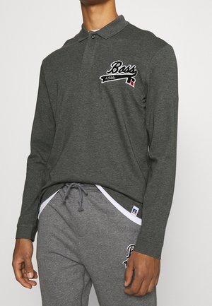 Szara koszulka polo z długim rękawem i kołnierzykiem, z białym i czerwonym haftem logo "Boss". Zestawiona z szarymi spodniami dresowymi z detalami akcentującymi.