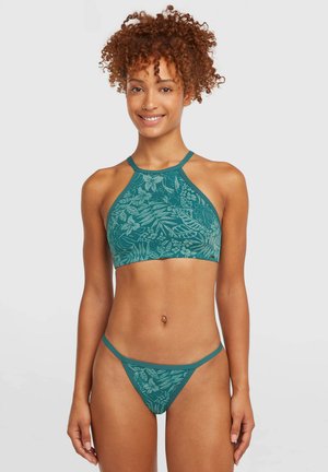 Ensemble bikini bleu sarcelle composé d'un bralette à col montant avec motifs floraux et fines bretelles, assorti à un bas string minimaliste.