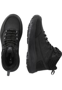 Svarta vandringskängor med en texturerad överdel, snörning framtill, vadderad krage och robust gummisula för grepp, med kontrasterande grå detaljer.