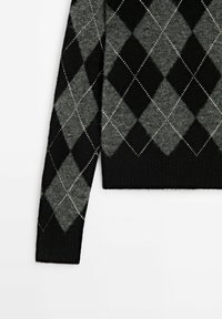 Pull en argyle noir et gris, avec une texture douce, des bords-côtes aux poignets et un ourlet droit. Les détails notables incluent des accents de couture en fil argenté.