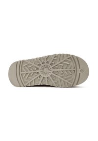Suola di scarpa grigia chiara con un motivo di battistrada geometrico, caratterizzata da un design circolare centrale e una costruzione a strati per una migliore aderenza.