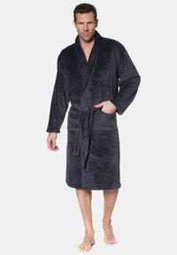 Gezellige, donkerblauwe badjas van zacht, pluche materiaal; voorzien van een sjaalkraag, lange mouwen en een strik taille met twee zijzakken.