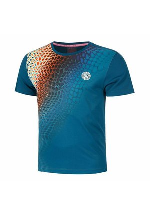 Blaues sportliches Kurzarmshirt mit orange-blauem Schuppenmuster in Schlangenhautoptik über der Schulter und der Brust, mit einem kleinen runden Logo.