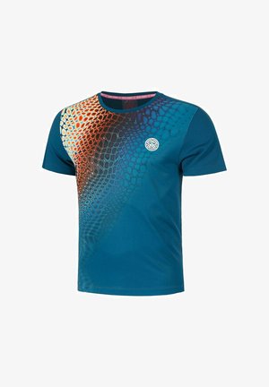 Blauw atletisch shirt met korte mouwen en een oranje-blauw geschaald slangenhuidpatroon over de schouder en borst, met een klein rond logo.