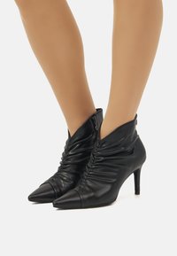 Maria Mare Stiefelette - black