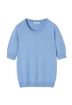 Pulover din tricot de culoare albastră deschis cu mâneci scurte, cu manșete, tiv și guler cu dungi, întins pe un fundal alb.