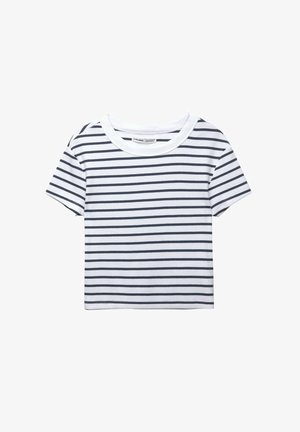 Bela kratka majica s kratkimi rokavi z mornarsko modrimi vodoravnimi črtami, s krožnim izrezom in mehkobo, ki spominja na rebrasto teksturo.