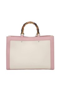 Borsa tote in pelle con base rosa e pannello crema. Presenta manici in bamboo e accessori in argento. Design minimalista con forma strutturata.