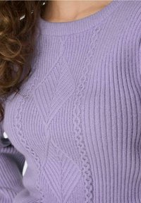 Pull en maille violet clair avec un motif côtelé texturé comprenant des motifs en forme de feuille et des accents en maille torsadée étroite le long des côtés.