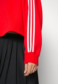 adidas Originals Φούτερ με κουκούλα - vivid red