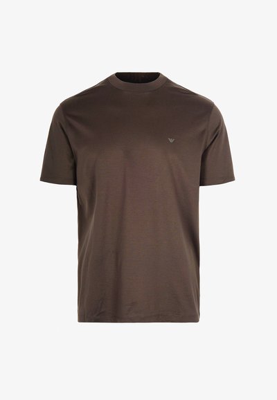 Bruine T-shirt met korte mouwen en ronde hals, met een klein logo op de linkerkant van de borst, weergegeven tegen een witte achtergrond.