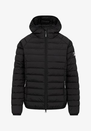 Chaqueta acolchada negra con capucha, cremallera frontal completa, dos bolsillos laterales con cremallera y un pequeño parche con logo en la parte superior de la manga izquierda.