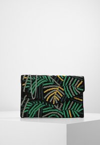 Clutchväska i svart tyg med gröna, gula och grå pärlade lövmönster; inkluderar en silverkedja för bärande.