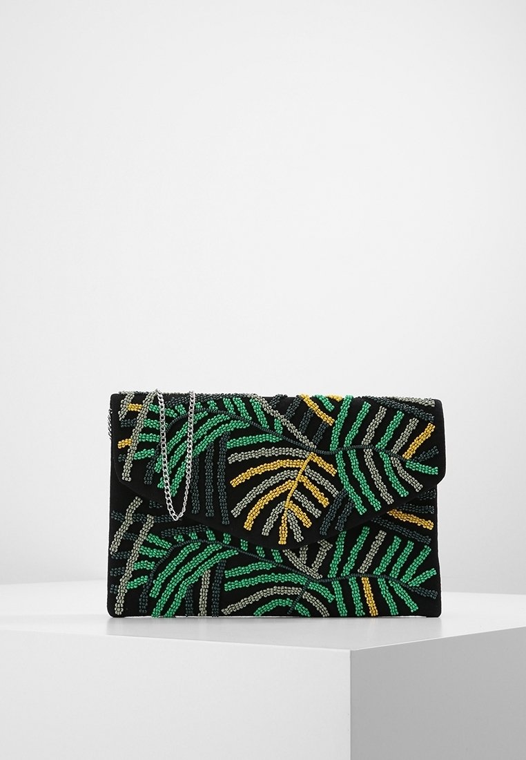 Clutchväska i svart tyg med gröna, gula och grå pärlade lövmönster; inkluderar en silverkedja för bärande.