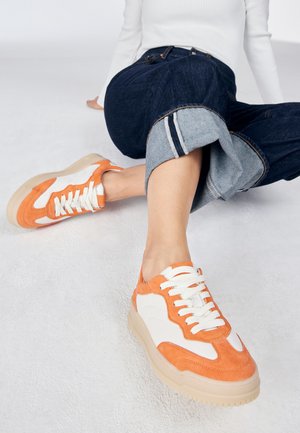 Sneakers laag - dk orange comb