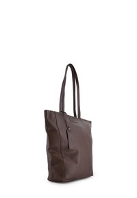 Braune Ledertasche mit strukturierter Oberfläche, zwei langen Griffen, Reißverschluss und einem kleinen Anhänger. Rechteckige Form und minimalistisches Design.