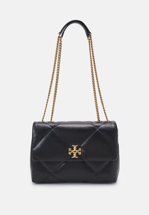 Borsa a tracolla in pelle trapuntata nera con una catena dorata e hardware con logo. Presenta una chiusura a patta e dettagli di cucitura geometrica.