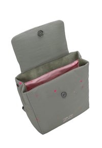 Bolsa de tela gris con cierre a presión. El interior cuenta con un forro rosa y pequeños patrones de estrellas. Textura suave, forma cuadrada compacta.