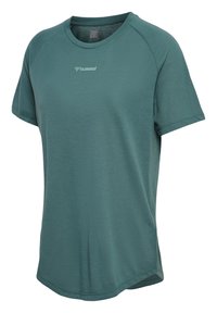 Zelené sportovní tričko s krátkým rukávem vyrobené z texturované tkaniny s kulatým výstřihem a mírně zakřiveným spodním lemem. Obsahuje bílé logo Hummel.