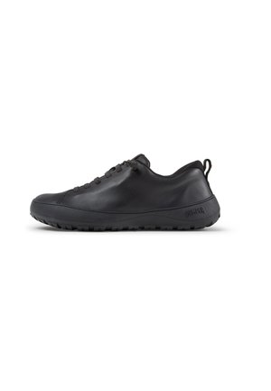 Schwarzer Sneaker mit niedrigem Schnitt, abgerundeter Spitze, strukturierter Sohle, Schnürung vorne und Zuglasche an der Ferse, seitlich dargestellt.