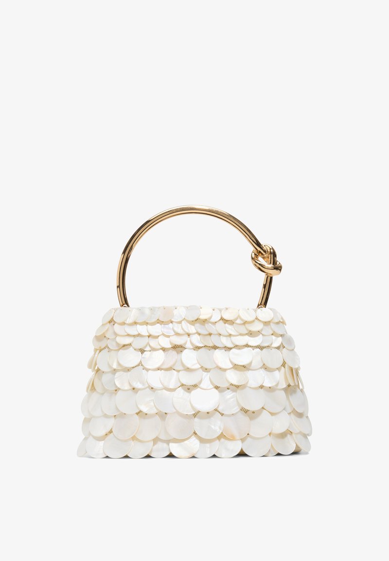 Petit sac à main avec des sequins circulaires blancs superposés et une poignée ronde en or nouée d'un côté.