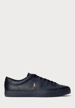 Baskets basses en cuir noir avec lacets noirs et petit logo brodé d’un joueur de Polo sur le côté.