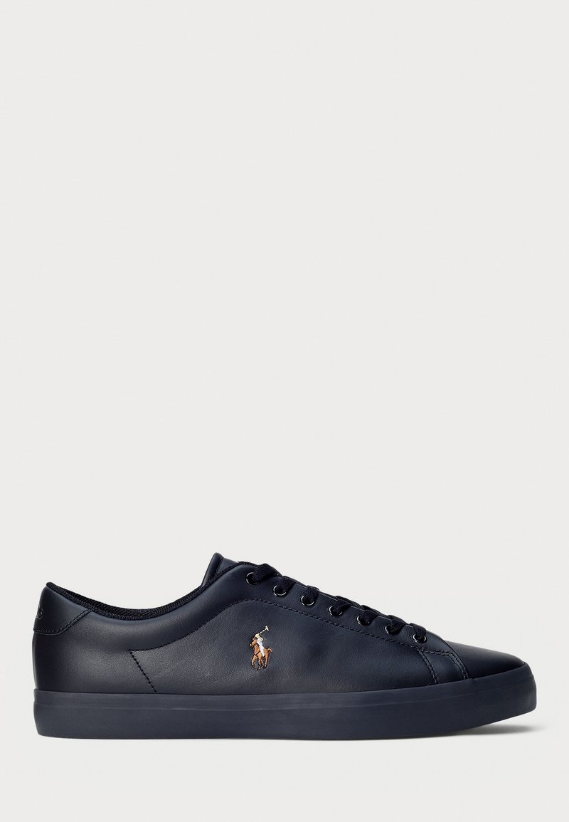 Baskets basses en cuir noir avec lacets noirs et petit logo brodé d’un joueur de Polo sur le côté.